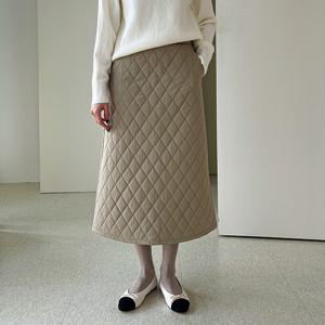 [하프클럽] 루시 패딩 누빔 다이아 패턴 세미 a라인 뒷트임 롱스커트