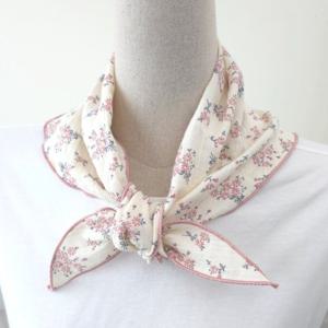 잔꽃 패턴 삼각 미니 쁘띠 스카프 간절기 봄