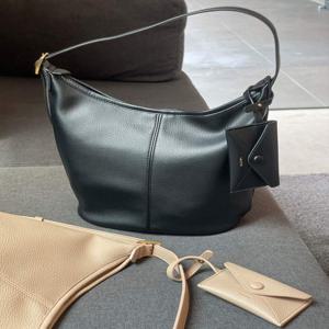 헤지스 액세서리 [[26SS]] HIBA6E857BK [아이코닉] 데일리 블랙 호보 숄더백 M (카드참 SET)