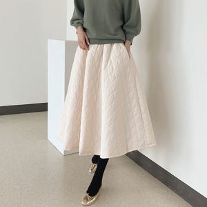 [어반프랑] 부르 퀼팅 패딩 플레어 누빔 롱스커트