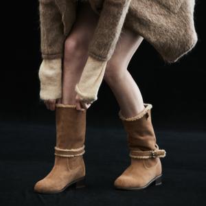 [정상가 214,000원] 핸드메이드 카우 스웨이드 버클 램 시어링 미들 부츠 천연가죽 ver. I KM148