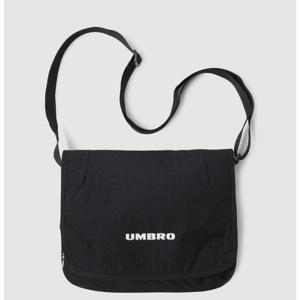 엄브로 익스펜드라이트 V1 크로스가방 B1 UQ323CBG90 BLK0 DCH0