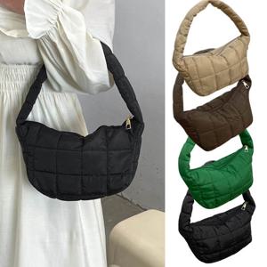 에디 가벼운 퀄팅 미니 바게트 숄더백