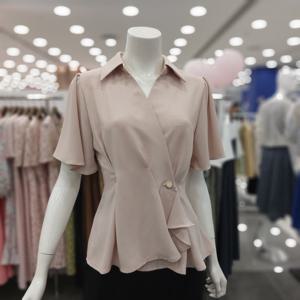 [아니베에프]A57WBL510 카라넥 앞여밈 버튼 셔링 블라우스