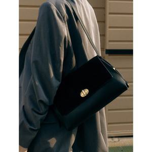 JABA5F901BK[AUBE] 블랙 가죽 스웨이드콤비 오브 장식 숄더백 M