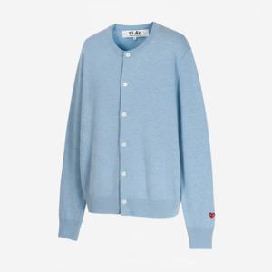 꼼데가르송 플레이 스몰 레드 엠블럼 라운드넥 가디건 - 라이트 블루  AXN0910512