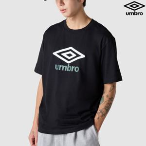 [엄브로] 에센셜 빅로고 반팔 티셔츠 UR123CRS18_BLK0