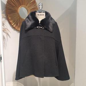 르피타 HC06 털카라 케이프 자켓(블랙) L244UJKA52