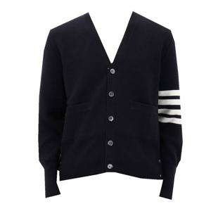 남성 톰브라운 밀라노 스티치 파인 메리노 울 사선 브이넥 가디건 네이비 MKC160A-00014-415