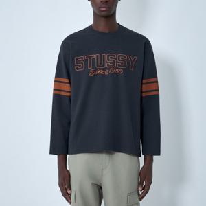 25 FW 스투시 로고 모티프 프린팅 스트라이프 슬리브 스웨트셔츠 블랙 1140373 0001