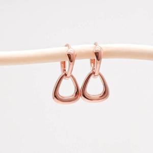 오팔하우스 14k 볼드한 삼각형 원터치 귀걸이 OPKYE7236