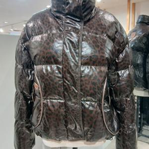 [르니앤맥코이] MM12DJ012HJY 샤이닝 레오파드 덕 다운 점퍼