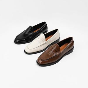 [신난다슈]여성 로퍼 단화 2cm 3종 여자 플랫 구두 슬립온 발편한 낮은굽 유광 SO251420