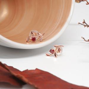 오팔하우스 14k 루비큐 나뭇잎 귀걸이 OPPKE5980