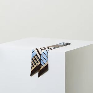 [헤지스ACC] 블루 스트라이프 트윌리 실크 스카프 HIMU5F813B1