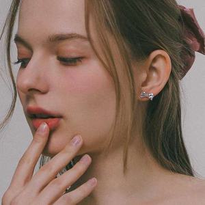 제이로렌 시그니티 큐빅 로즈골드 리본 귀걸이 M03998