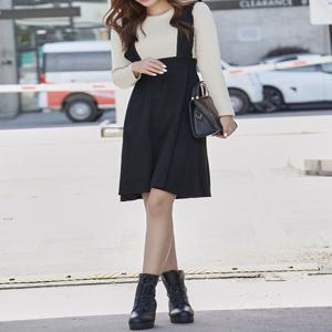 [모노무드]모노무드 LF66300 슬림핏 투피스 느낌 프릴 멜빵 니트