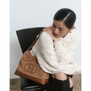 [헤지스/쇼핑백동봉]스웨이드 베이지 레더 퀼팅 체인 호보 숄더백L HIBA5F594I2