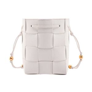 25 FW 보테가 베네타 인트레치오 스트랩 버킷백 화이트 714606VCP13