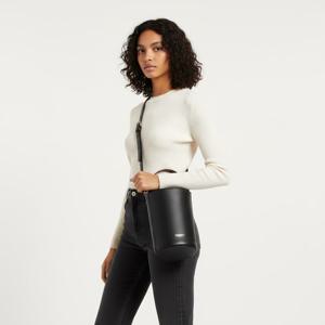 버버리 여성 숄더백 (LL SMALL BUCKET 8084035) 25SS