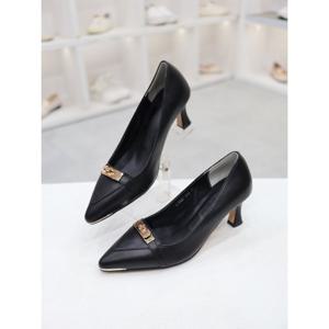 [코디엘루]소가죽 금장장식 미들힐 여성 펌프스 6cm CDSP500310