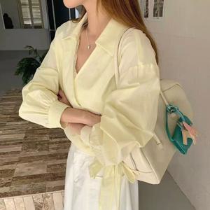 샵앤) 여성 트임 레이스 카라넥 사선 리본 나들이 면 블라우스 21DS-WBL-4255-옐로우