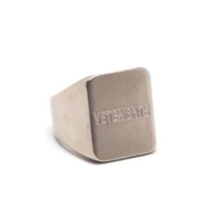 25 FW 베트멍 로고 스퀘어 시그넷 링 UE63RI200S5100 TP432143162