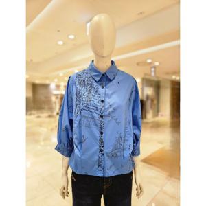 [르니앤맥코이]카라넥 레터링 프린트 블라우스 MM10BL401HJY