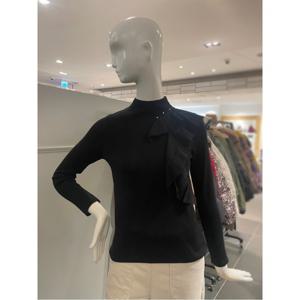 르니앤맥코이 어깨 비즈장식 프릴 폴라넥 니트 (MN01KM400FJY)