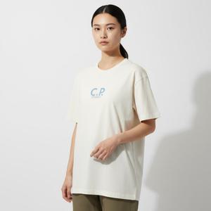 CP컴퍼니24SS 16CMTS275A 110094W 402 프린트 온 백 반팔 티셔츠 베이지