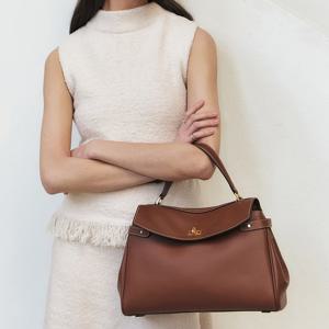 [헤지스]베리 클래식 브라운 레더 사첼백 L HIBA5F168W2