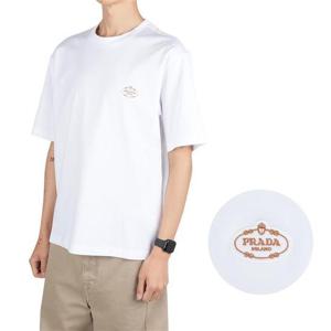 프라다 UJN837 240 F0009 SWM2 로고 패치 반팔 티셔츠