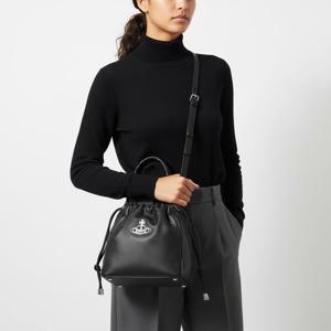 25FW 비비안웨스트우드 여성 힐러리 스몰 버킷백 블랙 4C03000AU S000D N403