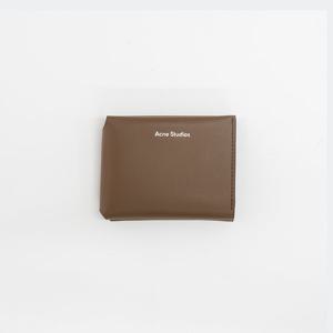 아크네스튜디오 폴디드 카드지갑 CAMEL BROWN FN UX SLGS000105