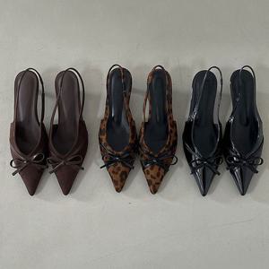 [짝꿍닷컴]여성 뽀족코 스웨이드 글로시 리본 구두 RJ-ae1103