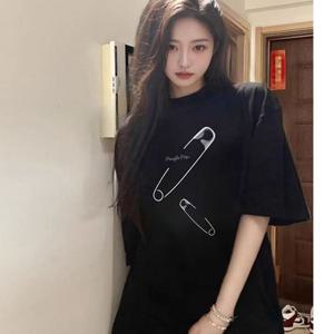 [에이치플러스몰]F007525_빈티지 옷핀나염 루즈핏 블랙 반팔티셔츠