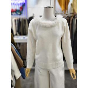 밸리걸 세이브존01 퍼 트리밍 보트넥 화이트 긴팔 니트 613360