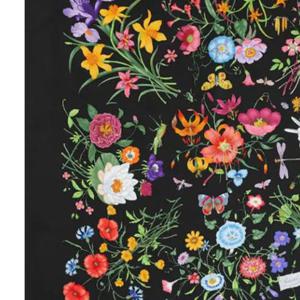 구찌 여성 플로라 프린트 실크 트윌 까레 스카프(블랙) 823486 3G001 1060
