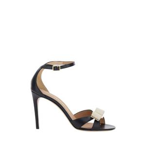 FERRAGAMO 가죽 여성의 앞면에 활 디테일이 있는 바라 블랙 힐 샌달 01L4310791390