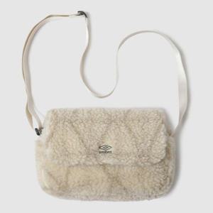 M 엄브로크로스백 CQK UP423CBGO8-BEI 플리스 스퀘어 크로스백 / BEIGE