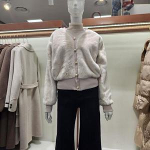 수스 HC04 브이 단추 퍼 배색 가디건 S254BJKC52