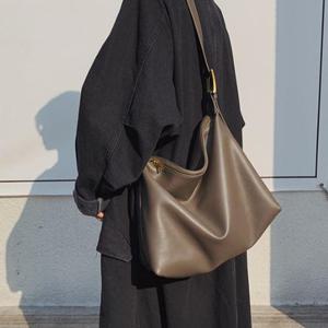 [라일리] Rly 숄더 쇼퍼 빅 루즈핏 사각 레더 가방 크로스백