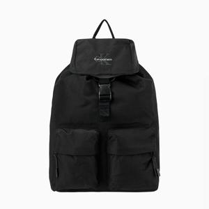 CK진  남녀공용 볼드 로고 나일론 플랩 백팩(4D3270G-UB1)