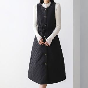 [모리스커밍홈] 허리스트링 퀼팅 민소매 원피스_M2411OP191D