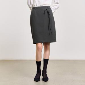 WOMAN 스트링 H라인 미디스커트 [CHARCOAL] / WBD2L13506