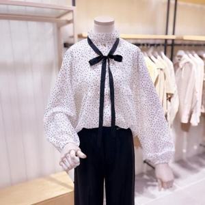 [시에로]SJ2SHF051_핀턱 하이넥 도트 자카드 블라우스