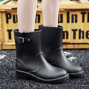 예쁜 여성 장화 블랙 색상 버클 포인트 방수 레인부츠