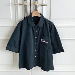 샵앤) 여성 레터링 둥근카라 뒷주름 5부소매 블라우스 DGB-WBL-4374-블랙