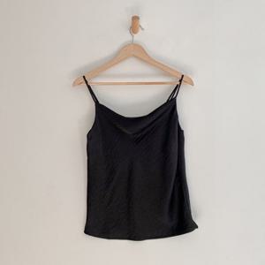 샵앤) 여성 어깨끈 조절 민소매 이너겸 나시 티셔츠 SIU-WSH-4348-블랙