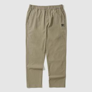 M 엄브로바지 CQK UP321CPT82-DBE 테이퍼드핏 스포츠 치노 팬츠 / BROWN